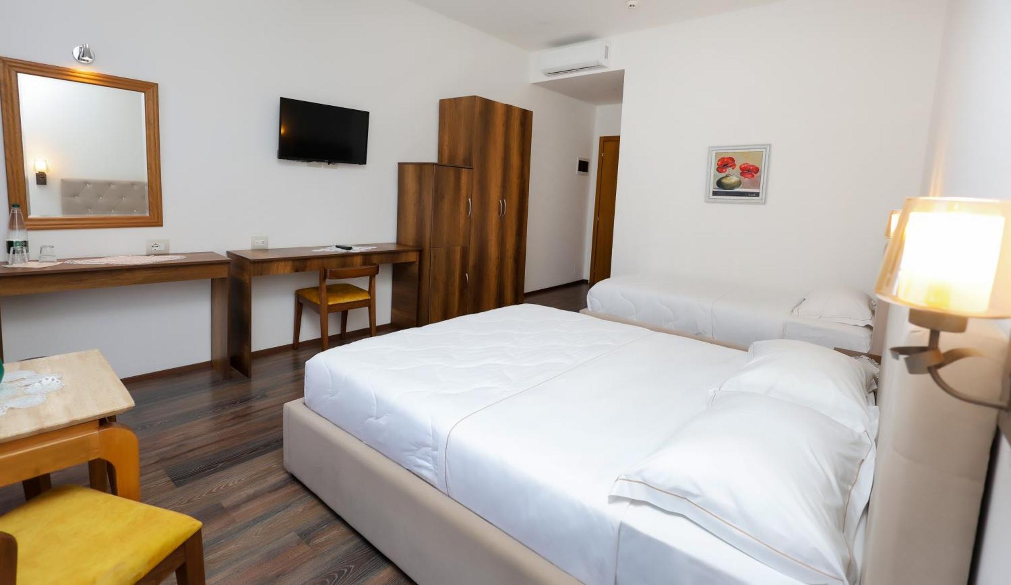 Hotel Republika Berat Buitenkant foto