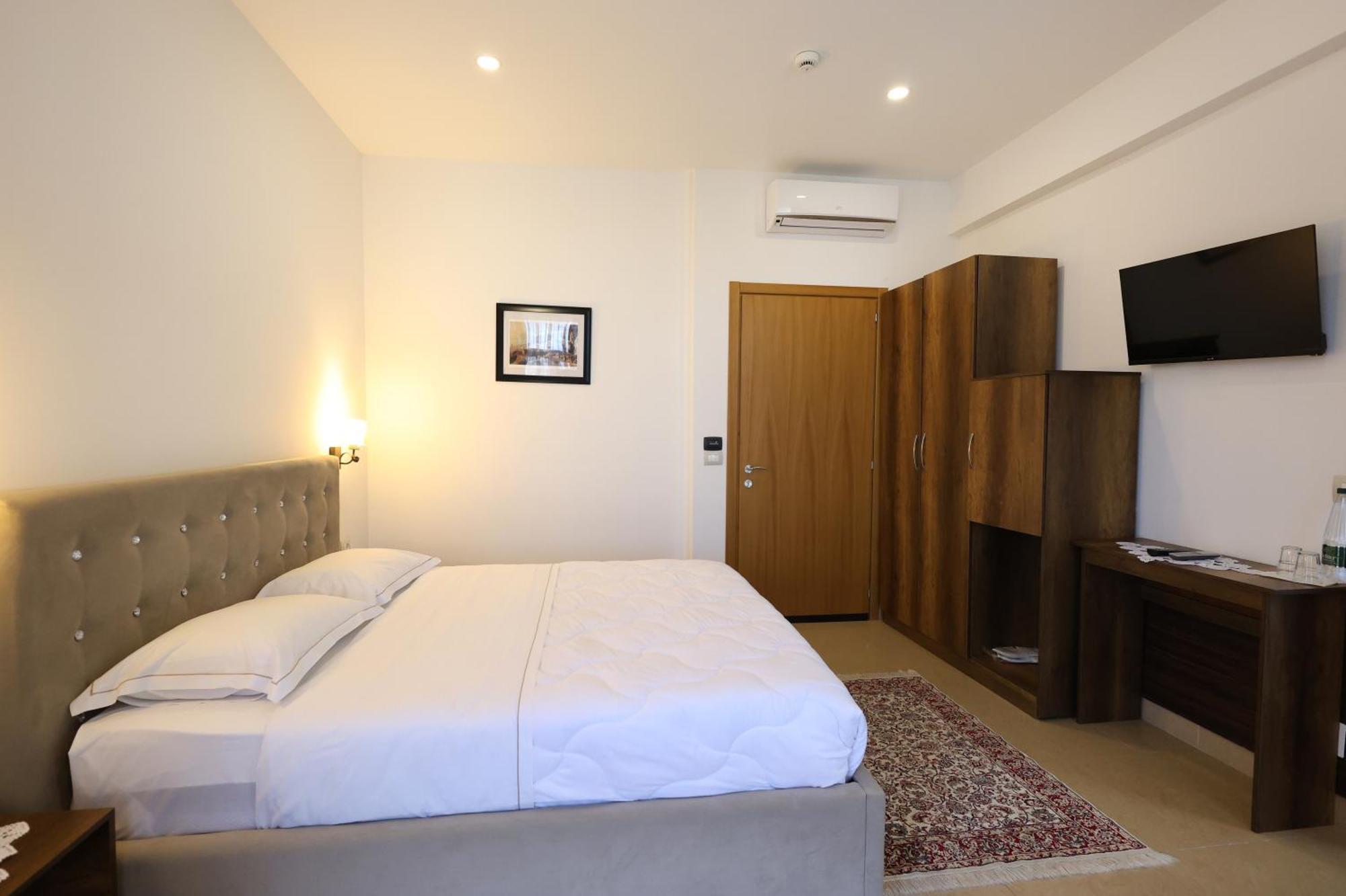 Hotel Republika Berat Buitenkant foto