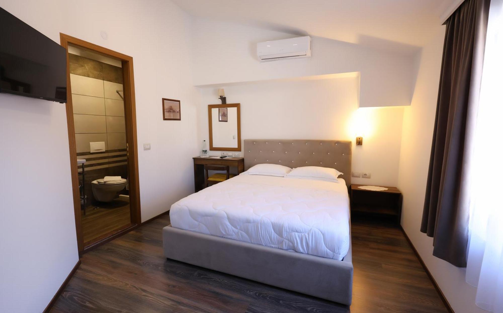 Hotel Republika Berat Buitenkant foto