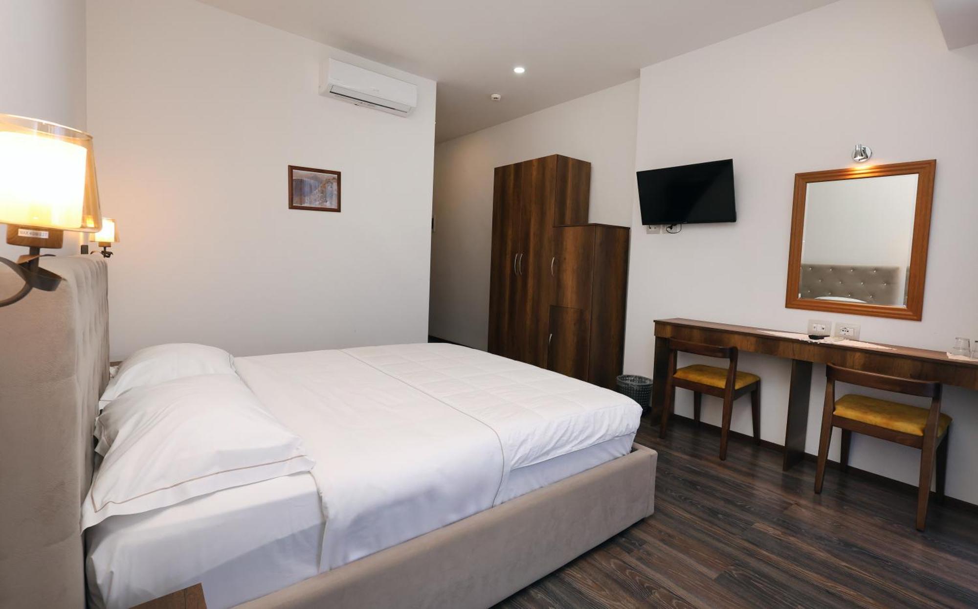 Hotel Republika Berat Buitenkant foto