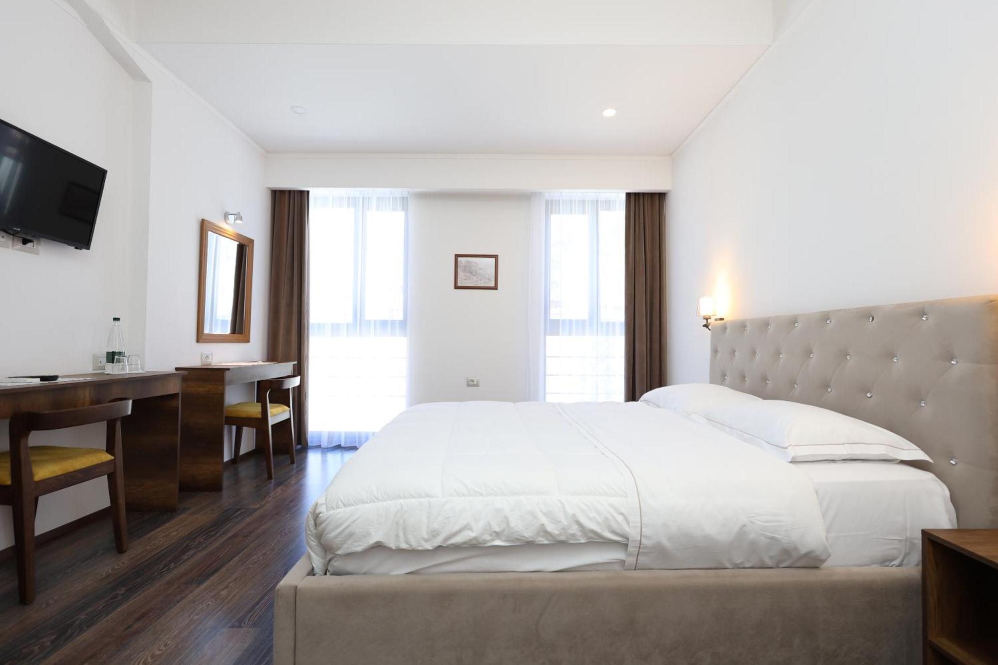 Hotel Republika Berat Buitenkant foto