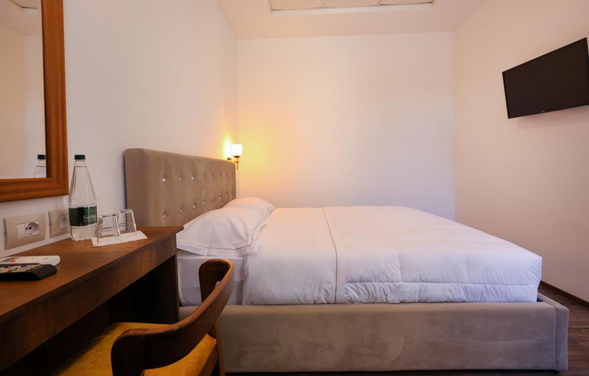 Hotel Republika Berat Buitenkant foto