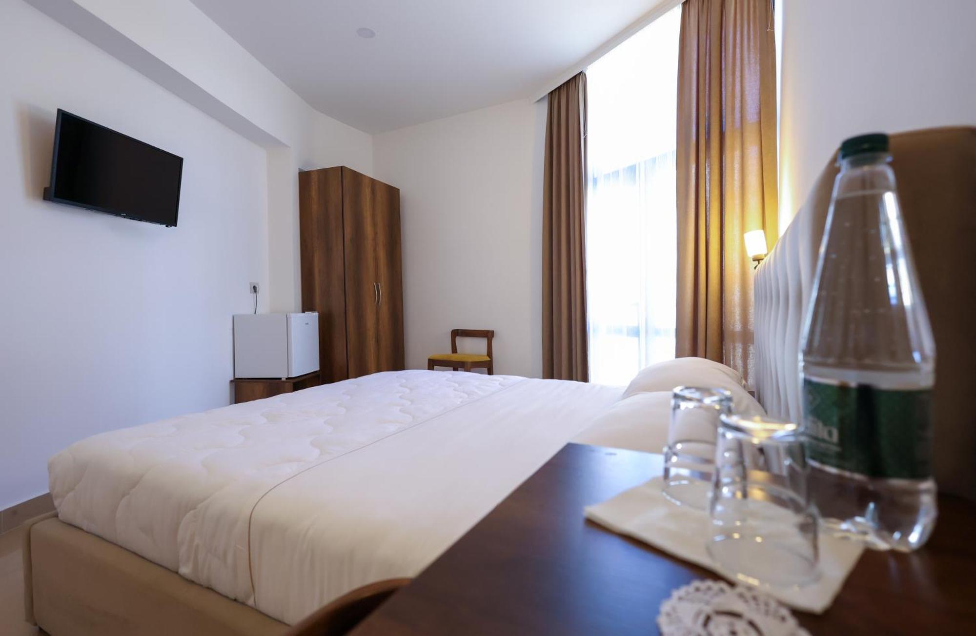 Hotel Republika Berat Buitenkant foto