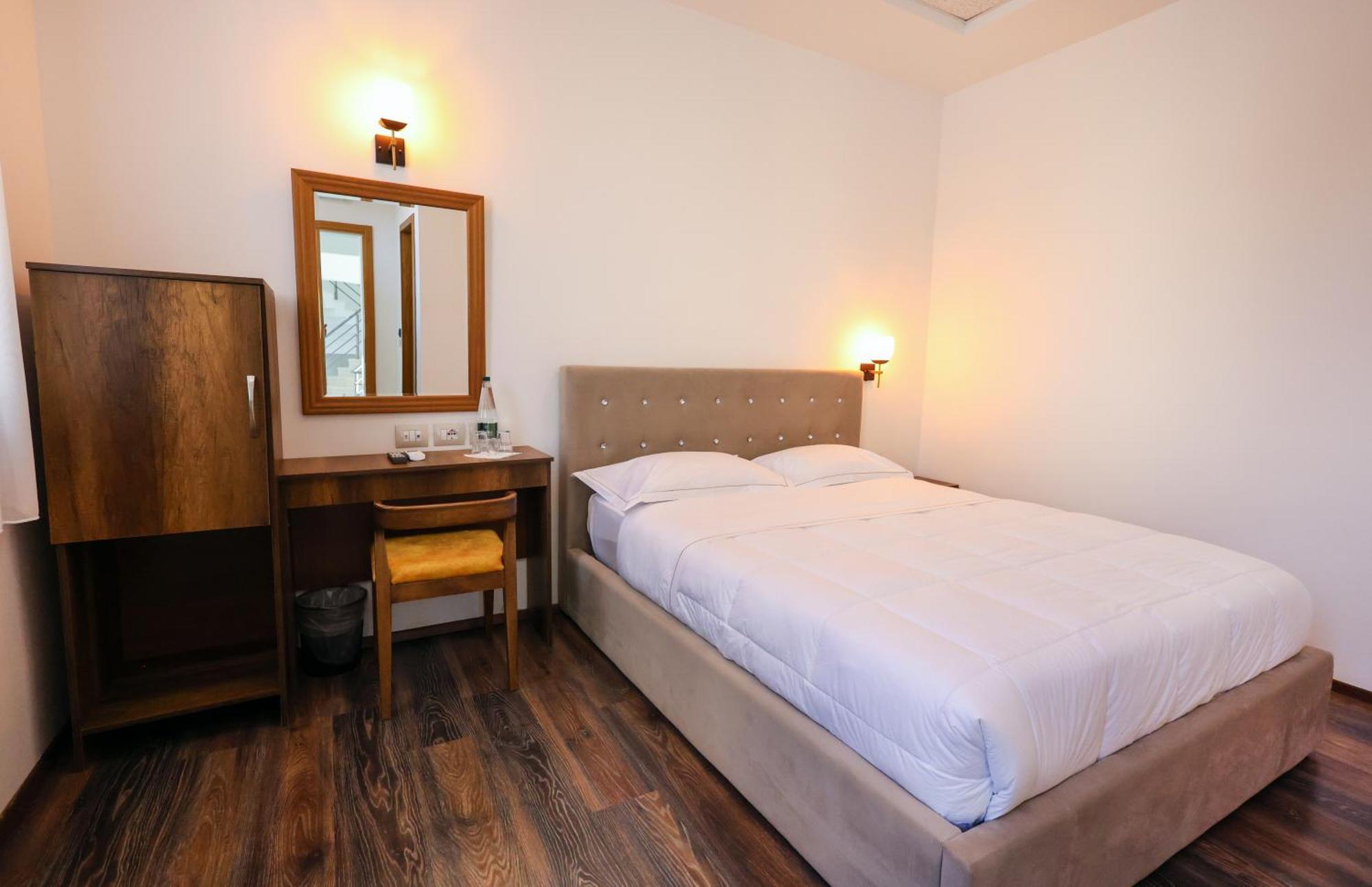 Hotel Republika Berat Buitenkant foto
