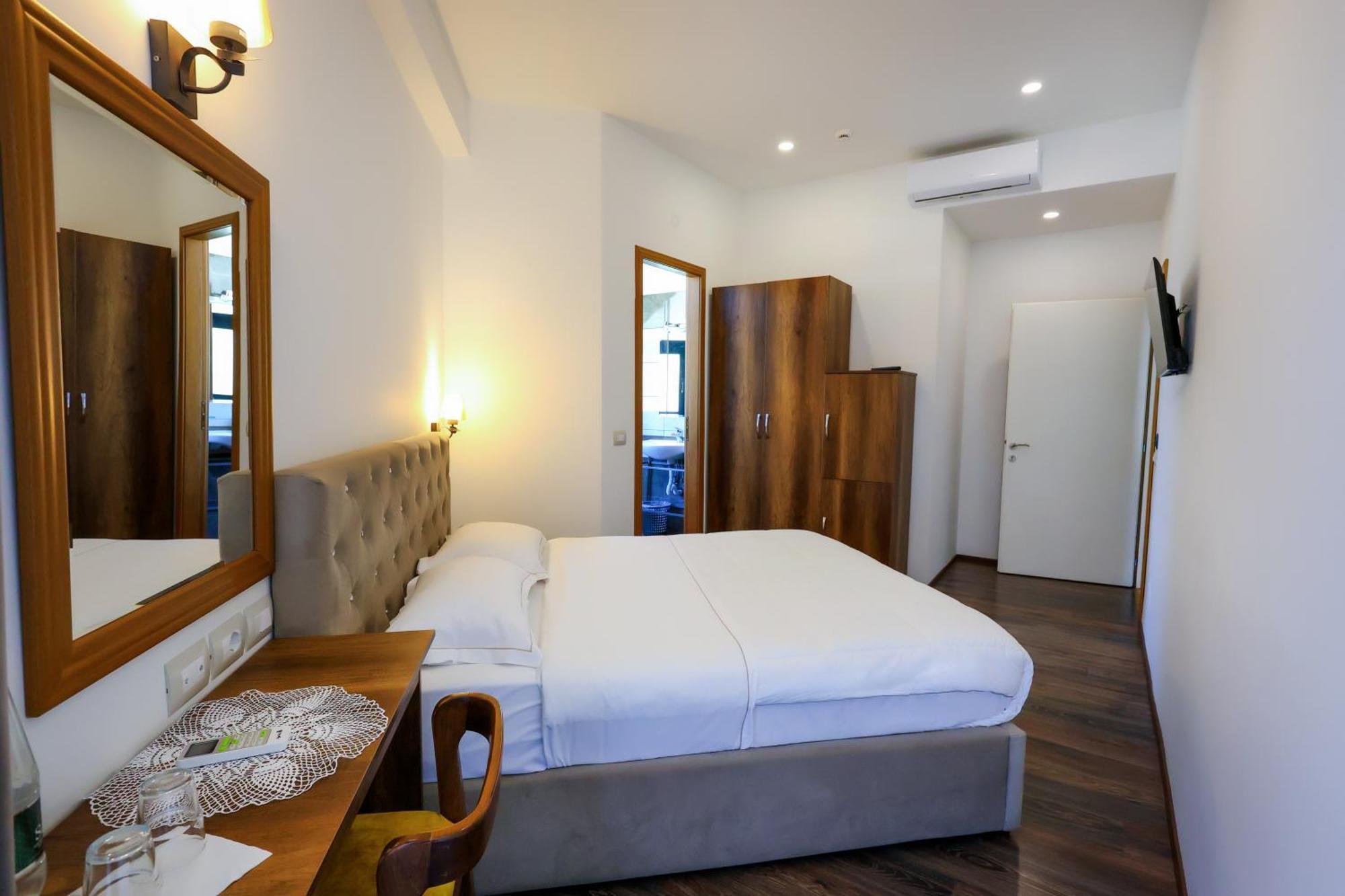 Hotel Republika Berat Buitenkant foto