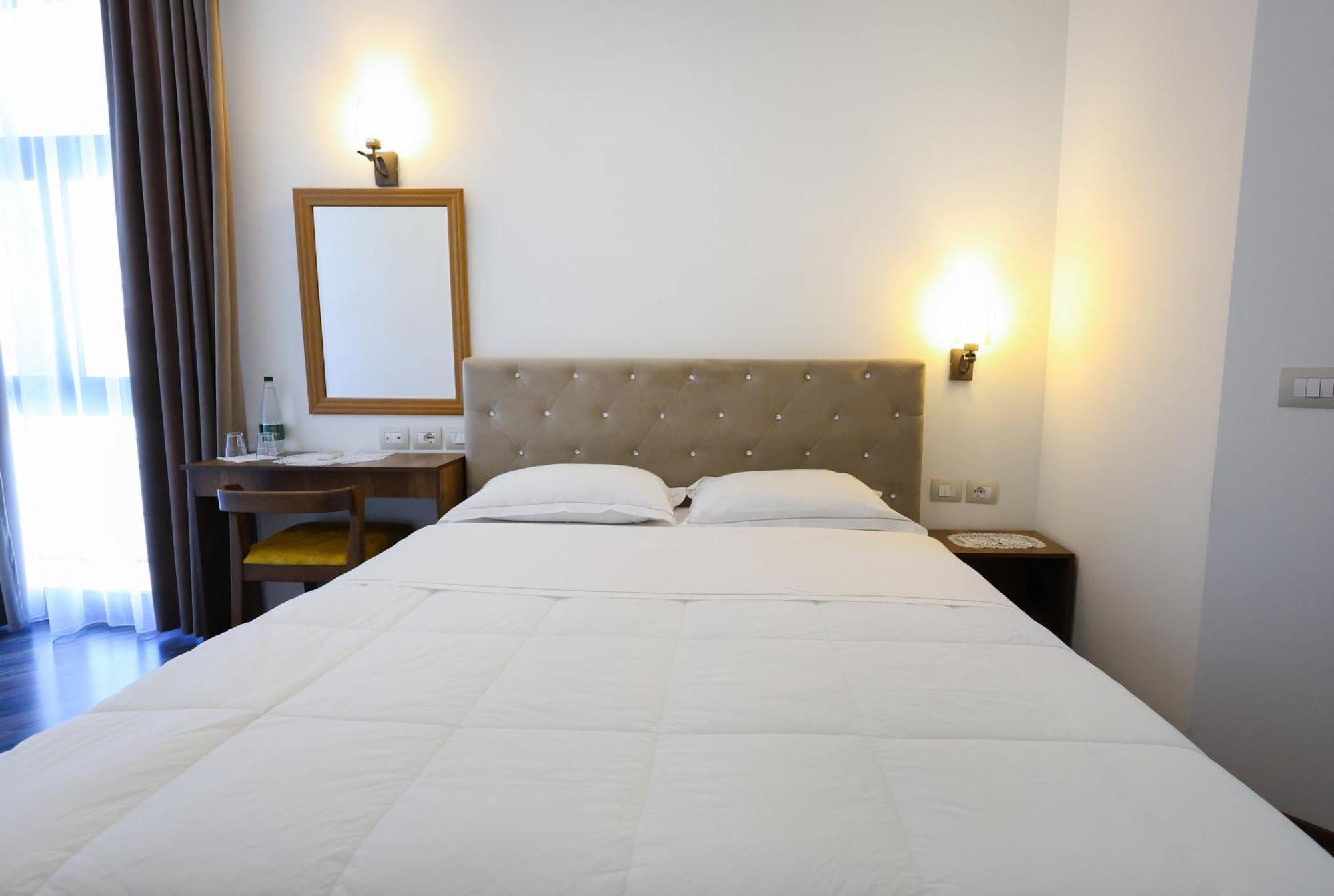Hotel Republika Berat Buitenkant foto