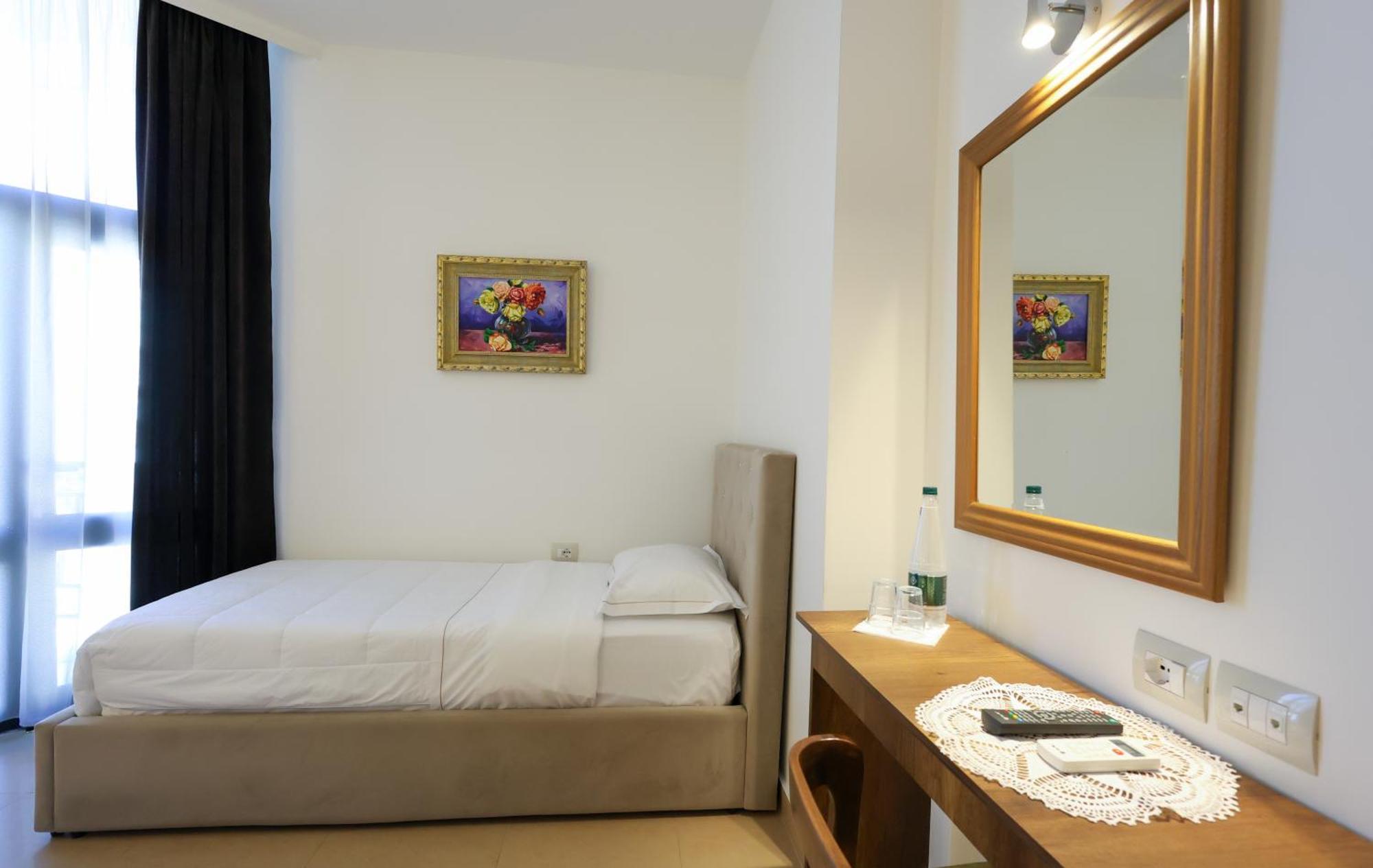 Hotel Republika Berat Buitenkant foto